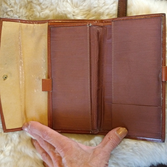 VGUC. Vintage leather Dooney & Bourke wallet with checkbook cover. - Picture 4 of 5